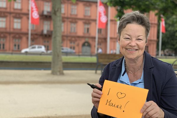 Therese Kless mit einem Schild "I love Mainz!" in der Hand