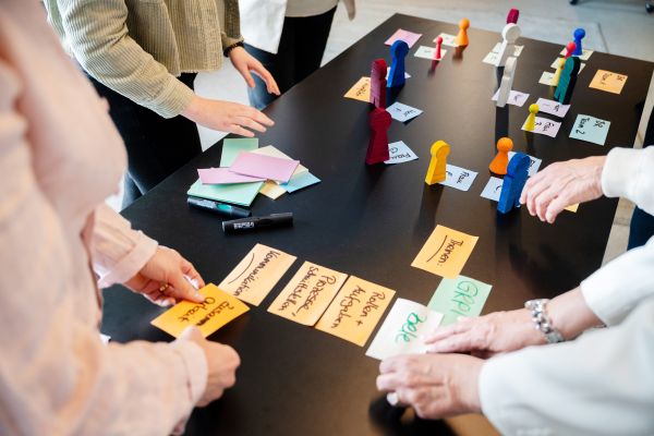 Notiz-Karten und Spielfiguren auf einem Tisch