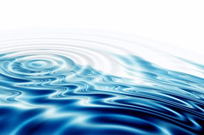 Blaues Wasser zieht Kreise